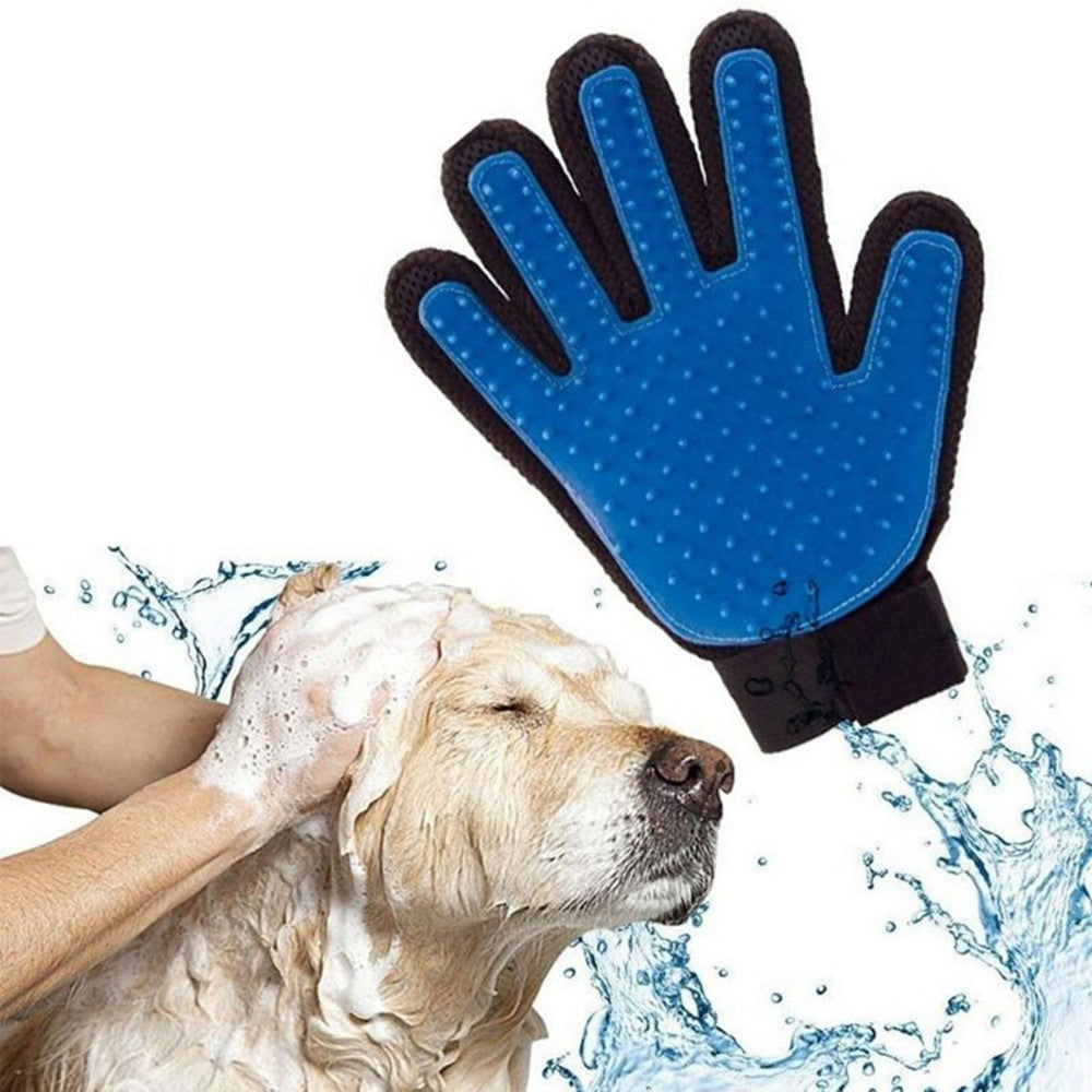 True touch pet grooming glove – Pet and brush them at the same time!